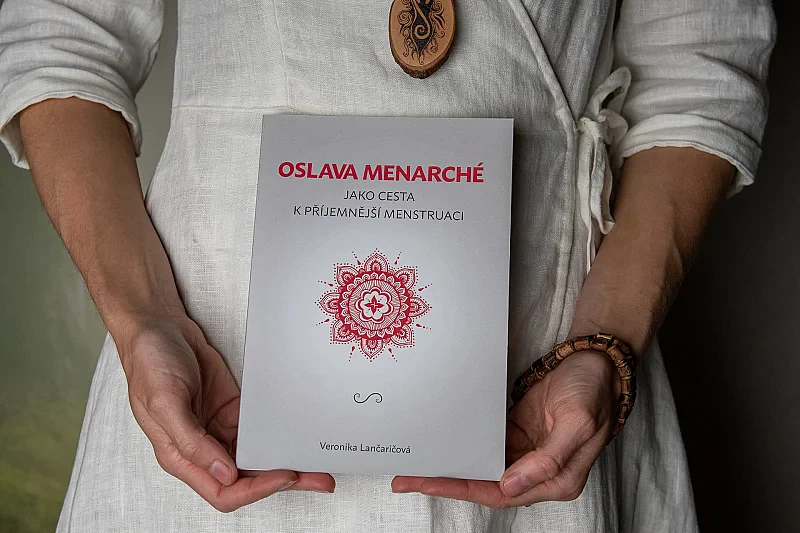 Kniha "Oslava Menarché jako cesta k příjemnější menstruaci" - Veronika Lančaričová