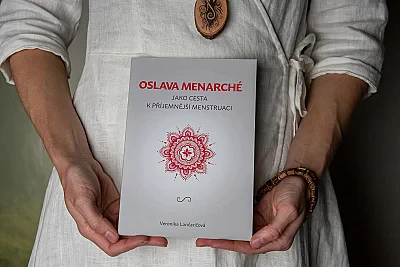 Kniha "Oslava Menarché jako cesta k příjemnější menstruaci" - Veronika Lančaričová