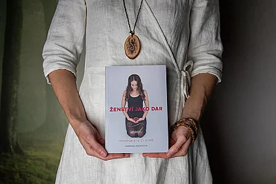 Kniha "Ženství jako dar aneb menstruace ve 21. století" - Veronika Lančaričová